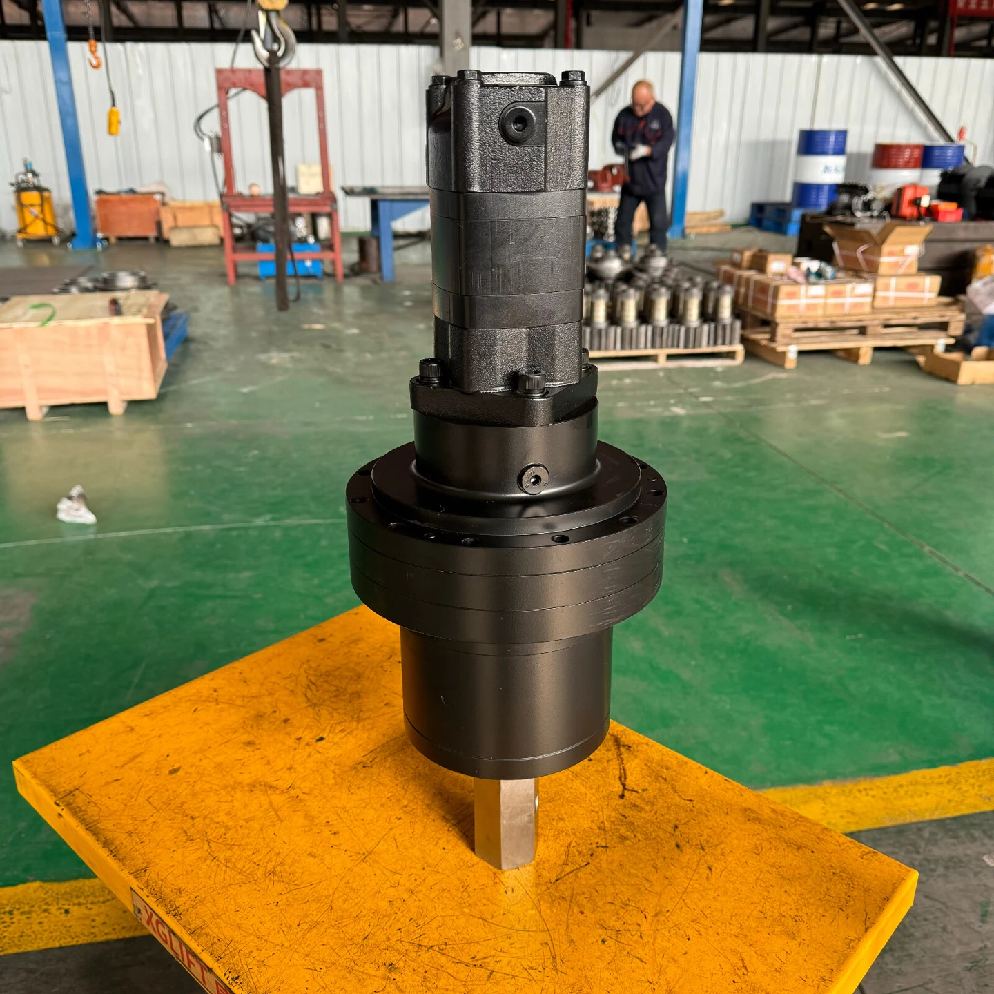 Excavator auger drive head — Auger attachment configuration